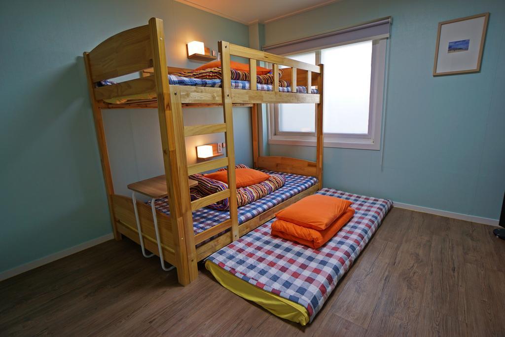 710 Guesthouse Yellow Пусан Номер фото