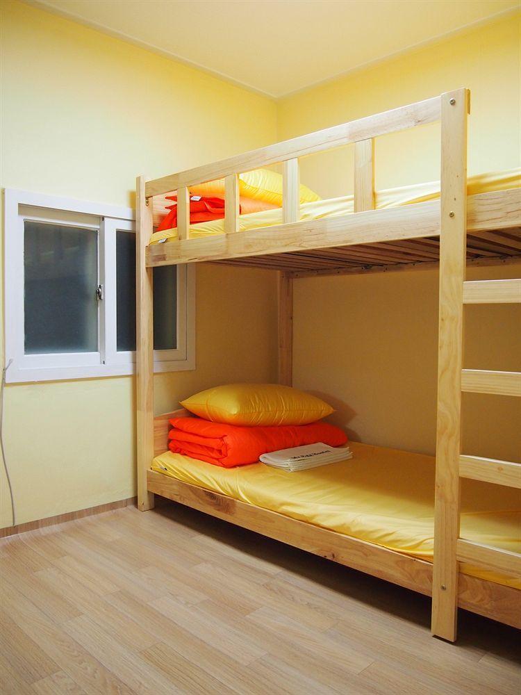 710 Guesthouse Yellow Пусан Екстер'єр фото